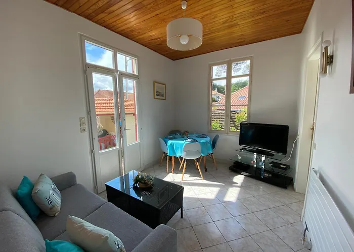 Maison Fleurie Quartier Calme 빌라 *